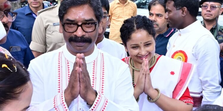 प्रकृति की पूजा में शामिल हुए मुख्यमंत्री हेमंत सोरेन! आदिवासी कॉलेज, करमटोली में सरहुल महोत्सव-2026 में विधिवत् पूजा-अर्चना – राज्यवासियों की सुख-समृद्धि की कामना