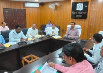 गढ़वा में शिक्षा पर उपायुक्त की कड़ी समीक्षा! छात्रवृत्ति, मिड-डे मील, PM-POSHAN, निपुण भारत से लेकर बिरसा आवास तक – लापरवाही पर नाराजगी, शीघ्र लक्ष्य प्राप्ति के सख्त निर्देश