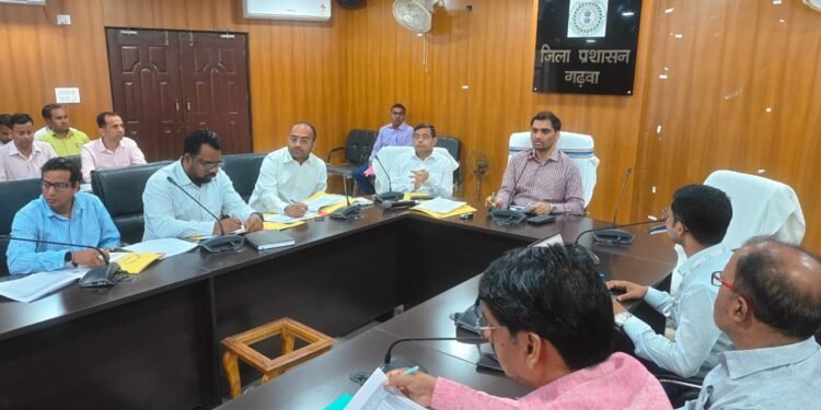 गढ़वा में शिक्षा पर उपायुक्त की कड़ी समीक्षा! छात्रवृत्ति, मिड-डे मील, PM-POSHAN, निपुण भारत से लेकर बिरसा आवास तक – लापरवाही पर नाराजगी, शीघ्र लक्ष्य प्राप्ति के सख्त निर्देश