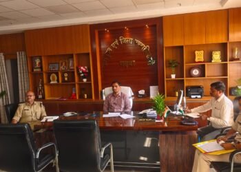 गढ़वा में शिक्षा पर उपायुक्त की कड़ी नजर! छात्रवृत्ति, मिड-डे मील, निपुण भारत, बिरसा आवास से लेकर स्मार्ट क्लास तक – लापरवाही पर सख्त नाराजगी, सभी योजनाओं में तेजी लाने के फरमान