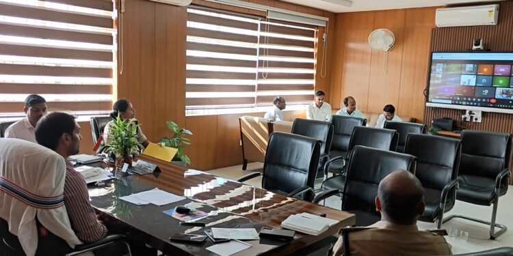 गढ़वा में अवैध खनन पर प्रशासन का अब अल्टीमेटम! पहली बार 50 हजार जुर्माना, दूसरी बार सीधे प्राथमिकी – टास्क फोर्स बैठक में उपायुक्त ने दिए कड़े निर्देश