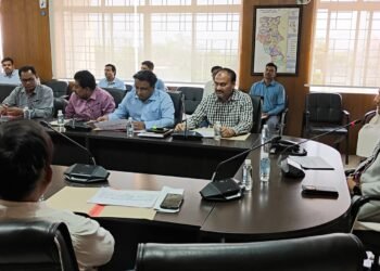 सड़क दुर्घटनाओं पर गढ़वा प्रशासन का सख्त रुख! उपायुक्त दिनेश यादव की अध्यक्षता में सड़क सुरक्षा समिति की बैठक – जागरूकता अभियान, ब्लैक स्पॉट चिन्हित करने और गुणवत्ता पूर्ण निर्माण पर विशेष जोर