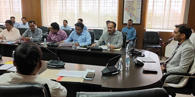 सड़क दुर्घटनाओं पर गढ़वा प्रशासन का सख्त रुख! उपायुक्त दिनेश यादव की अध्यक्षता में सड़क सुरक्षा समिति की बैठक – जागरूकता अभियान, ब्लैक स्पॉट चिन्हित करने और गुणवत्ता पूर्ण निर्माण पर विशेष जोर