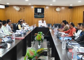 गढ़वा में वित्तीय समावेशन पर जोर! उप विकास आयुक्त पशुपतिनाथ मिश्रा की अध्यक्षता में DCC और DLRC बैठक – CD रेशियो बढ़ाने, PMJJBY के तहत 5 लाभुकों को सांकेतिक चेक वितरण, लंबित योजनाओं को तेज करने के सख्त निर्देश