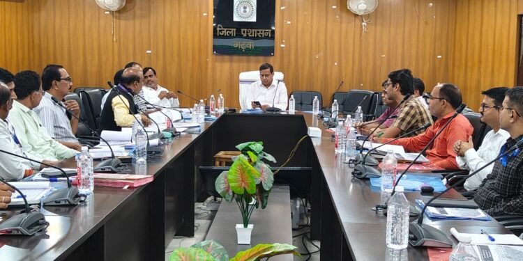 गढ़वा में वित्तीय समावेशन पर जोर! उप विकास आयुक्त पशुपतिनाथ मिश्रा की अध्यक्षता में DCC और DLRC बैठक – CD रेशियो बढ़ाने, PMJJBY के तहत 5 लाभुकों को सांकेतिक चेक वितरण, लंबित योजनाओं को तेज करने के सख्त निर्देश