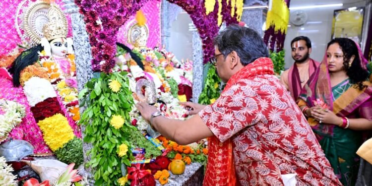 रामनवमी की पावन बेला में पूजा-अर्चना कर राज्य की समृद्धि की कामना की! मुख्यमंत्री हेमंत सोरेन एवं कल्पना सोरेन ने तपोवन मंदिर में की विधिवत् पूजा