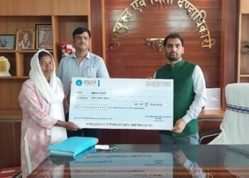 12 वर्ष बाद न्याय की किरण! गढ़वा उपायुक्त ने 2014 लोकसभा चुनाव में लापता मार्टिंग कच्छप की पत्नी को दिया 10 लाख का मुआवजा