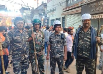 हजारीबाग की रामनवमी: भक्ति नहीं, उन्माद का तांडव! तलवारें, भुजालियाँ और खुद को चाकू से चीरता नशेड़ी – जब उत्सव हिंसा का रूप ले ले