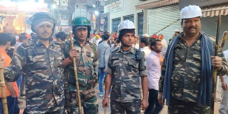 हजारीबाग की रामनवमी: भक्ति नहीं, उन्माद का तांडव! तलवारें, भुजालियाँ और खुद को चाकू से चीरता नशेड़ी – जब उत्सव हिंसा का रूप ले ले