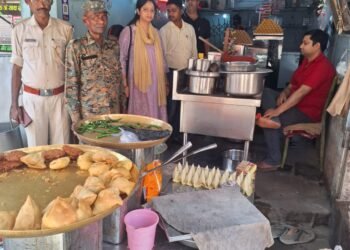 गढ़वा में खाद्य सुरक्षा अभियान तेज! उपायुक्त के निर्देश पर 150 किलो मिलावटी मिठाई जब्त और नष्ट, बिना लाइसेंस वाले स्वीट्स को तत्काल बंद – त्यौहार से पहले सख्त चेकिंग