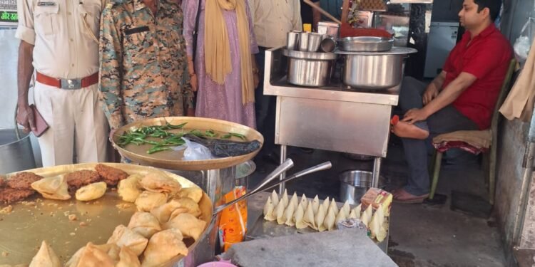 गढ़वा में खाद्य सुरक्षा अभियान तेज! उपायुक्त के निर्देश पर 150 किलो मिलावटी मिठाई जब्त और नष्ट, बिना लाइसेंस वाले स्वीट्स को तत्काल बंद – त्यौहार से पहले सख्त चेकिंग