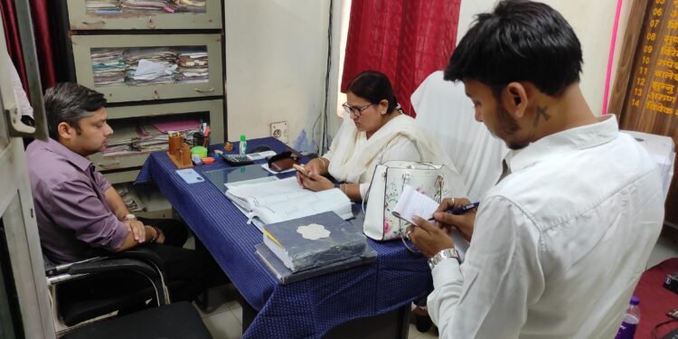 निबंधन कार्यालय में राजस्व बढ़ाने और व्यवस्था सुधारने का निर्देश! प्रमंडलीय आयुक्त कुमुद सहाय ने गढ़वा रजिस्ट्री ऑफिस का किया निरीक्षण