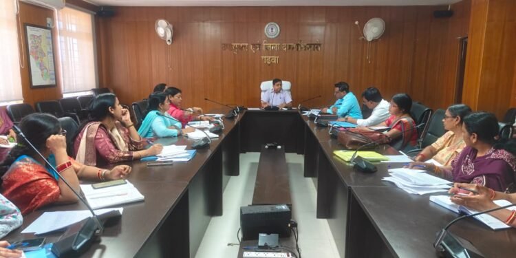 गढ़वा में समाज कल्याण योजनाओं की समीक्षा बैठक: आंगनबाड़ी केंद्रों, पोषण, PM-JANMAN और महिलाओं-बच्चों की योजनाओं पर विशेष फोकस