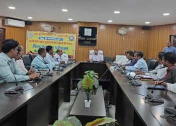 गढ़वा में उद्योग योजनाओं की समीक्षा बैठक: बैंकों को सख्त निर्देश – अधिक से अधिक आवेदनों को स्वीकृति दें, खराब प्रदर्शन वाले बैंकों पर जताई नाराजगी