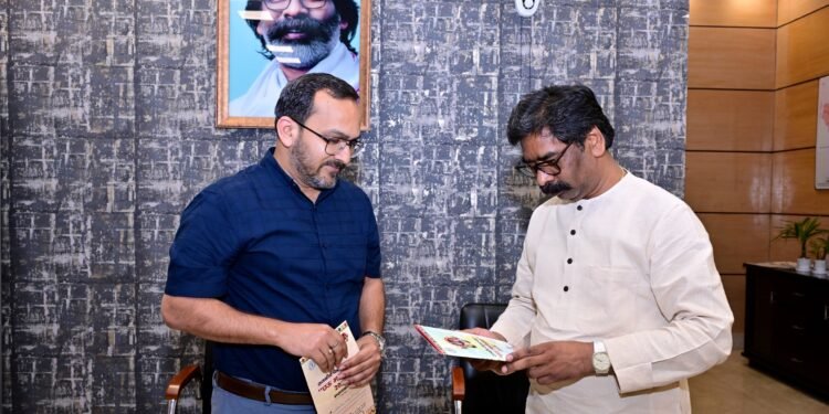 छऊ महोत्सव-2026 में मुख्य अतिथि बनेंगे मुख्यमंत्री हेमंत सोरेन! सरायकेला-खरसावां के उपायुक्त नीतीश कुमार सिंह ने किया सादर आमंत्रण