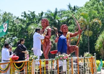 वीर शहीद सिदो-कान्हू को भावपूर्ण श्रद्धांजलि! मुख्यमंत्री हेमंत सोरेन एवं कल्पना सोरेन ने मोरहाबादी स्थित प्रतिमा पर अर्पित किया माल्यार्पण