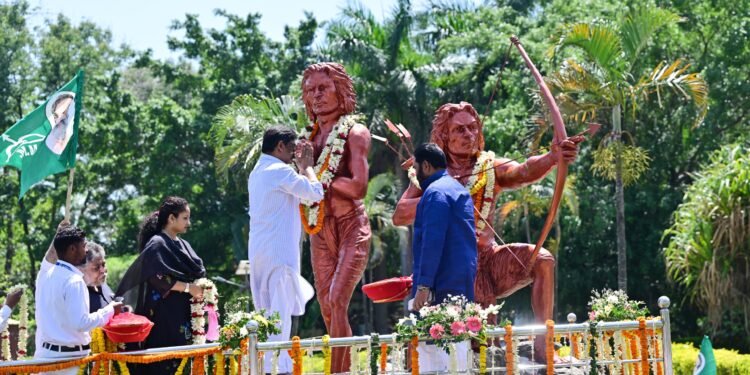 वीर शहीद सिदो-कान्हू को भावपूर्ण श्रद्धांजलि! मुख्यमंत्री हेमंत सोरेन एवं कल्पना सोरेन ने मोरहाबादी स्थित प्रतिमा पर अर्पित किया माल्यार्पण