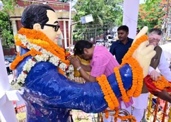 डॉ. भीमराव अंबेडकर को भावपूर्ण श्रद्धांजलि! राज्यपाल संतोष कुमार गंगवार एवं मुख्यमंत्री हेमंत सोरेन ने अंबेडकर चौक, डोरंडा में अर्पित की पुष्पांजलि