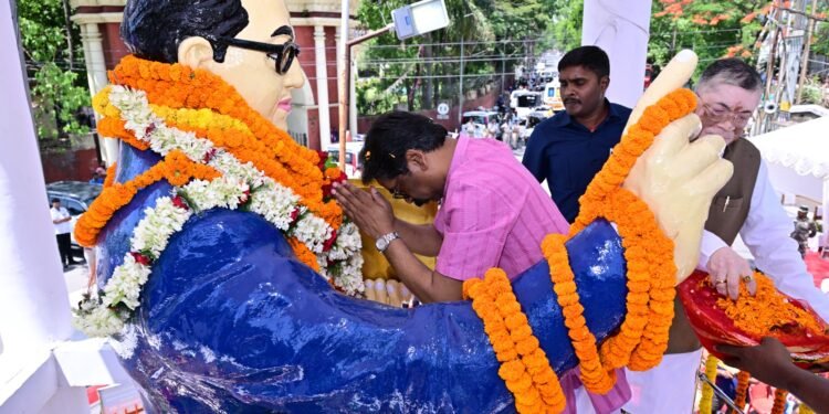 डॉ. भीमराव अंबेडकर को भावपूर्ण श्रद्धांजलि! राज्यपाल संतोष कुमार गंगवार एवं मुख्यमंत्री हेमंत सोरेन ने अंबेडकर चौक, डोरंडा में अर्पित की पुष्पांजलि