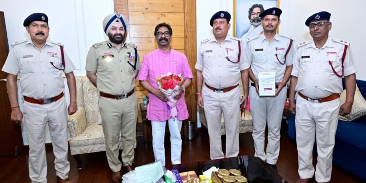 अग्निशमन सेवा सप्ताह पर मुख्यमंत्री हेमंत सोरेन को लगाया गया बैज – अग्निशमन जवानों की सराहना, कहा: “आपदा में उनकी भूमिका अत्यंत महत्वपूर्ण”