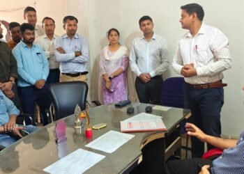 उपायुक्त दिनेश यादव का सख्त रुख! खरौंधी प्रखंड-अंचल कार्यालय का औचक निरीक्षण, BDO और अंचल अधिकारी अनुपस्थित पाए गए – कड़ी नाराजगी, स्पष्टीकरण की मांग