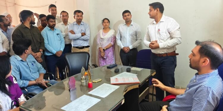 उपायुक्त दिनेश यादव का सख्त रुख! खरौंधी प्रखंड-अंचल कार्यालय का औचक निरीक्षण, BDO और अंचल अधिकारी अनुपस्थित पाए गए – कड़ी नाराजगी, स्पष्टीकरण की मांग