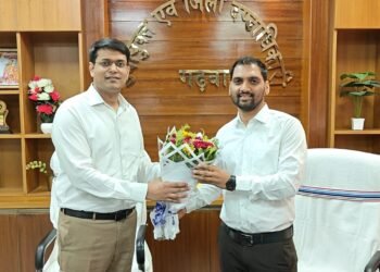 गढ़वा को नया उपायुक्त! श्री अनन्य मित्तल ने श्री दिनेश यादव से पदभार ग्रहण किया, विकास योजनाओं में तेजी और पात्र लाभुकों तक योजनाओं का लाभ सुनिश्चित करने का संकल्प