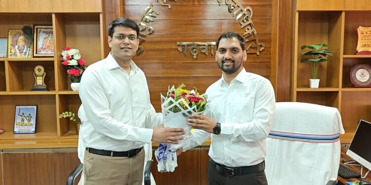 गढ़वा को नया उपायुक्त! श्री अनन्य मित्तल ने श्री दिनेश यादव से पदभार ग्रहण किया, विकास योजनाओं में तेजी और पात्र लाभुकों तक योजनाओं का लाभ सुनिश्चित करने का संकल्प