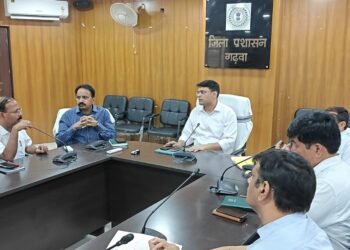 गढ़वा को नई दिशा! नवपदस्थ उपायुक्त अनन्य मित्तल ने अधिकारियों संग की परिचयात्मक बैठक, योजनाओं में तेजी और पेयजल सुधार पर सख्त निर्देश