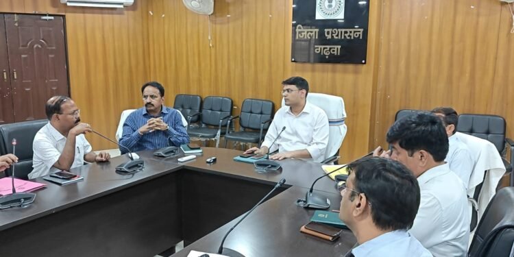 गढ़वा को नई दिशा! नवपदस्थ उपायुक्त अनन्य मित्तल ने अधिकारियों संग की परिचयात्मक बैठक, योजनाओं में तेजी और पेयजल सुधार पर सख्त निर्देश