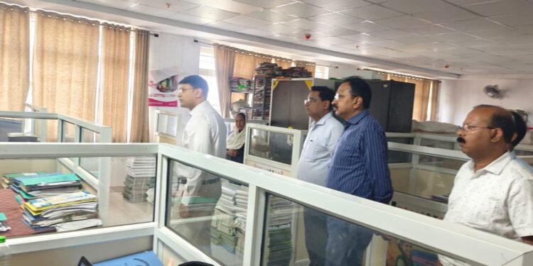 गढ़वा के नए उपायुक्त अनन्य मित्तल ने संभाला कार्यभार! विभिन्न कार्यालयों और प्लास मार्ट का किया औचक निरीक्षण, अनुशासन-स्वच्छता और सेवा गुणवत्ता पर दिए सख्त निर्देश