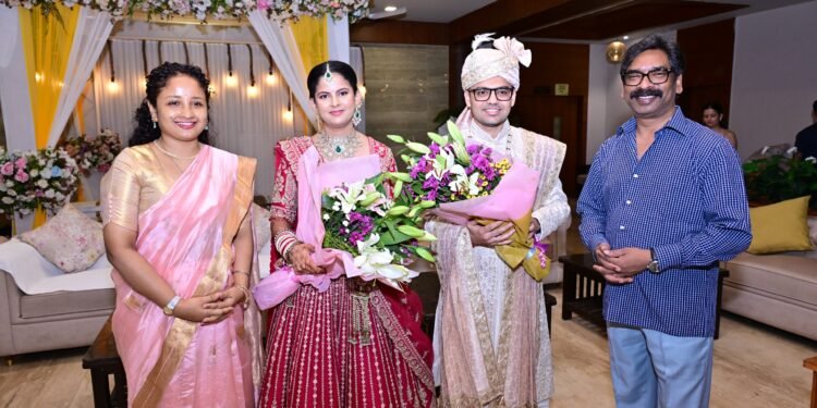 मुख्यमंत्री हेमंत सोरेन ने जमशेदपुर DC की बेटी के विवाह में दिया आशीर्वाद! दीनदयाल नगर स्थित IAS क्लब में नवदंपति को शुभकामनाएं