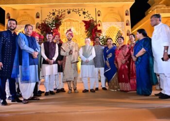 राज्यपाल और मुख्यमंत्री ने नवदंपति को दिया आशीर्वाद! पूर्व डीजीपी नीरज सिन्हा की बेटी सलोनी का डोरंडा में भव्य विवाह समारोह