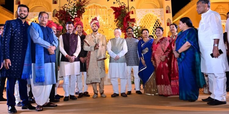राज्यपाल और मुख्यमंत्री ने नवदंपति को दिया आशीर्वाद! पूर्व डीजीपी नीरज सिन्हा की बेटी सलोनी का डोरंडा में भव्य विवाह समारोह