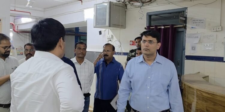 रात 8 बजे सदर अस्पताल पहुंचे उपायुक्त अनन्य मित्तल! औचक निरीक्षण में गंदगी और अनियमितताओं पर सख्त नाराजगी, दिए कड़े निर्देश