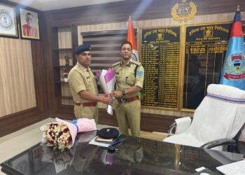 पलामू DIG का कड़ा संदेश: अपराधियों और नक्सलियों पर रखें ‘पैनी नज़र’, गढ़वा पुलिस को दिए सुरक्षा के खास गुरुमंत्र!