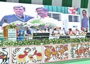 गढ़वा से रांची तक गूँजा विकास का मंत्र: CM हेमंत सोरेन ने पंचायतों को दी करोड़ों की सौगात, अब गांवों में ही बनेंगे ‘आधार कार्ड’!