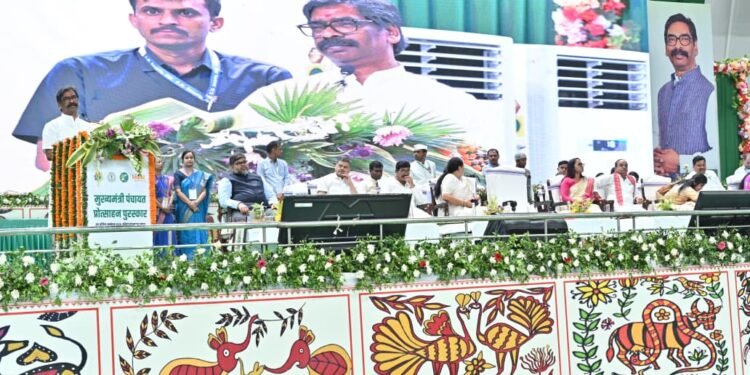 गढ़वा से रांची तक गूँजा विकास का मंत्र: CM हेमंत सोरेन ने पंचायतों को दी करोड़ों की सौगात, अब गांवों में ही बनेंगे ‘आधार कार्ड’!