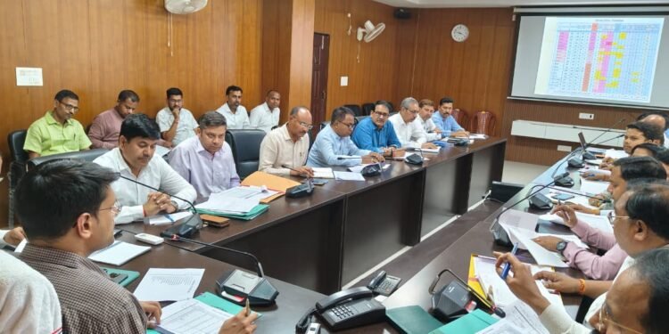 गढ़वा DC का अल्टीमेटम: फाइलों को दबाकर बैठने वाले अंचलाधिकारियों की खैर नहीं, 30 दिन में निपटाएं दाखिल-खारिज!