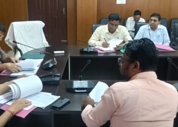 शिक्षा और पोषण पर DC का ‘एक्शन मोड’: गढ़वा के सरकारी स्कूलों में अब SMS से होगी मिड-डे मील की निगरानी, बजट पर भी बड़ी चर्चा!