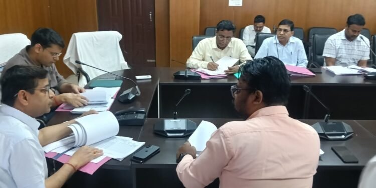 शिक्षा और पोषण पर DC का ‘एक्शन मोड’: गढ़वा के सरकारी स्कूलों में अब SMS से होगी मिड-डे मील की निगरानी, बजट पर भी बड़ी चर्चा!