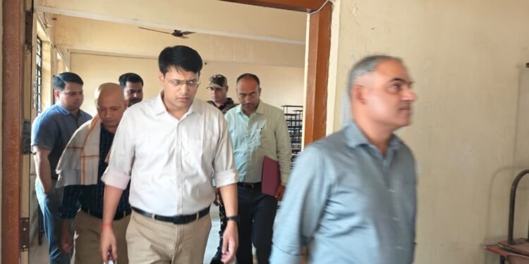 NEET UG 2026 की तैयारियों में सख्ती! उपायुक्त अनन्य मित्तल और पुलिस अधीक्षक ने संयुक्त रूप से परीक्षा केंद्रों का किया निरीक्षण