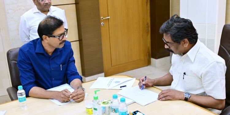 रांची की ट्रैफिक समस्या पर मुख्यमंत्री का बड़ा ऐक्शन! सिरमटोली-कांटा टोली फ्लाईओवर की प्रगति की समीक्षा, अनावश्यक डिवाइडर कट्स बंद करने के निर्देश