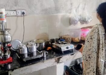 गढ़वा में खाद्य सुरक्षा अभियान तेज! बिना लाइसेंस चल रहे रेस्टोरेंट और कैंटीन पर सख्ती, एक्सपायर्ड कोल्ड ड्रिंक नष्ट