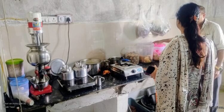 गढ़वा में खाद्य सुरक्षा अभियान तेज! बिना लाइसेंस चल रहे रेस्टोरेंट और कैंटीन पर सख्ती, एक्सपायर्ड कोल्ड ड्रिंक नष्ट