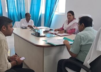 प्रमंडलीय आयुक्त श्रीमती कुमुद सहाय ने गढ़वा के एलआरडीसी कार्यालय का औचक निरीक्षण किया, पंजियों को अद्यतन न रखने पर जताई नाराजगी