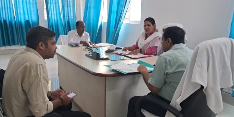 प्रमंडलीय आयुक्त श्रीमती कुमुद सहाय ने गढ़वा के एलआरडीसी कार्यालय का औचक निरीक्षण किया, पंजियों को अद्यतन न रखने पर जताई नाराजगी