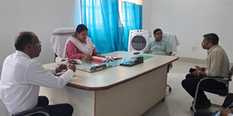 रिकॉर्ड दुरुस्त करें, लंबित मामलों का त्वरित निष्पादन करें : प्रमंडलीय आयुक्त का सख्त निर्देश