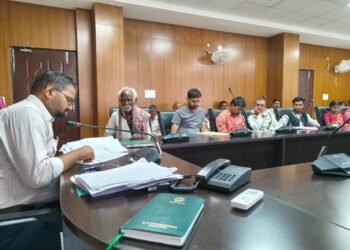गढ़वा में जनसुनवाई में उमड़ी भीड़! जिला नियोजन पदाधिकारी ने सुनी आमजनों की समस्याएं, शिकायतों को संबंधित विभागों को भेजा