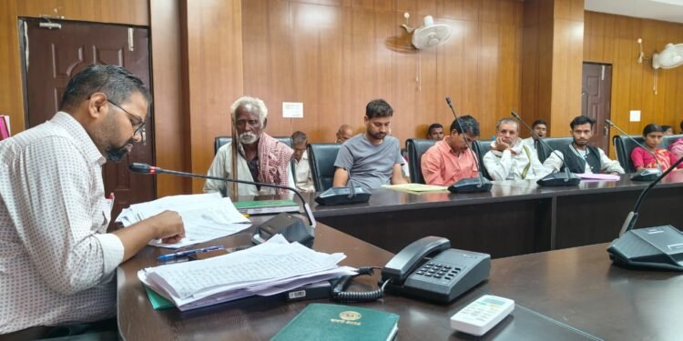 गढ़वा में जनसुनवाई में उमड़ी भीड़! जिला नियोजन पदाधिकारी ने सुनी आमजनों की समस्याएं, शिकायतों को संबंधित विभागों को भेजा